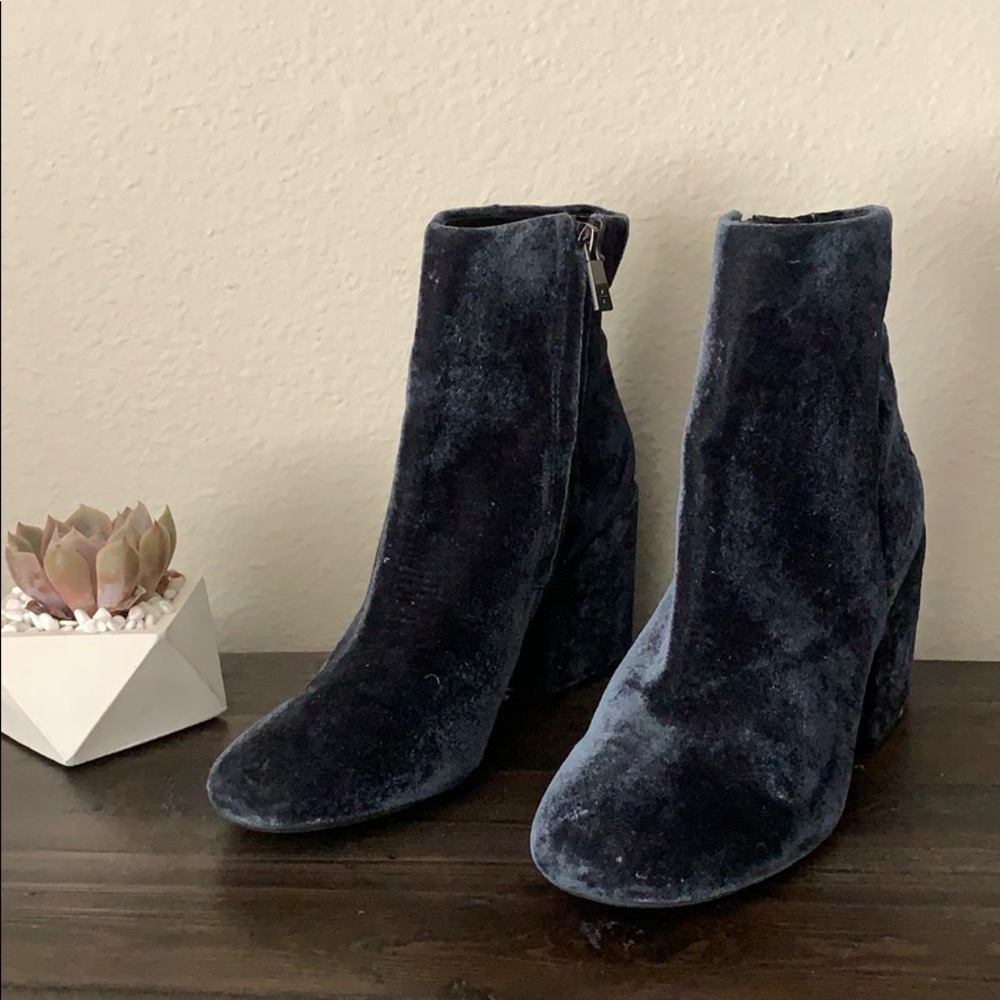 I’m selling a chic velvet high heel boots.